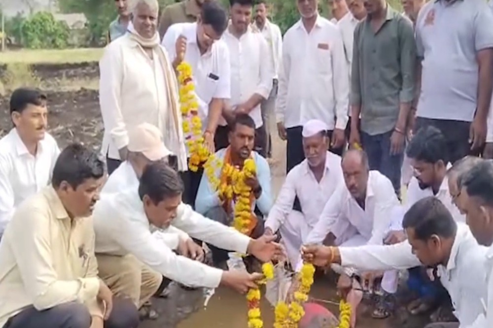 गाव विक्रीसाठी बाजारात; रस्ते, पाणी, आरोग्य आणि शिक्षणाचा प्रश्न कायम,गावकऱ्यांचा संतप्त निर्णय
